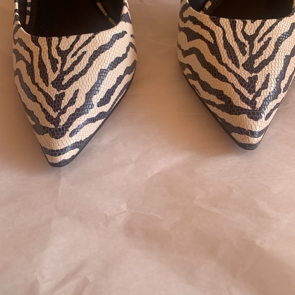 Vince Camuto Zebra Print Heels Kamerna Pointed Toe Pump Size 8.5 - Picture 7 of 12
